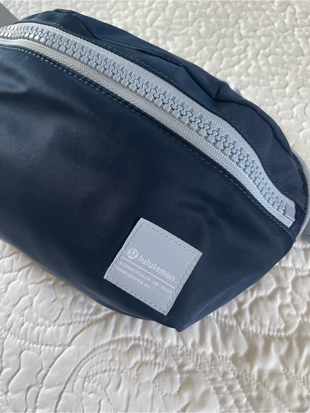 Lululemon All Day Essentials 2.5L Belt Bag/Crossbody Bag/Fanny Pack in Navy Blue - Picture 2 of 15